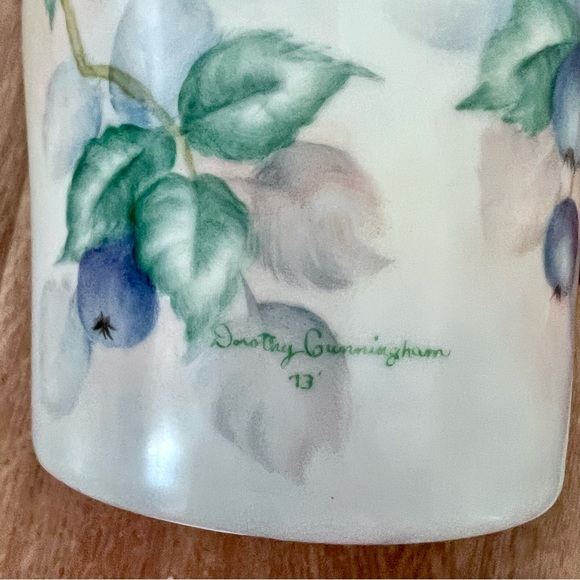 Hand Painted Blueberry Lidded Jar Signed By Artist Dorothy Gunningham 1973 - Vtg - Picture 7 of 8